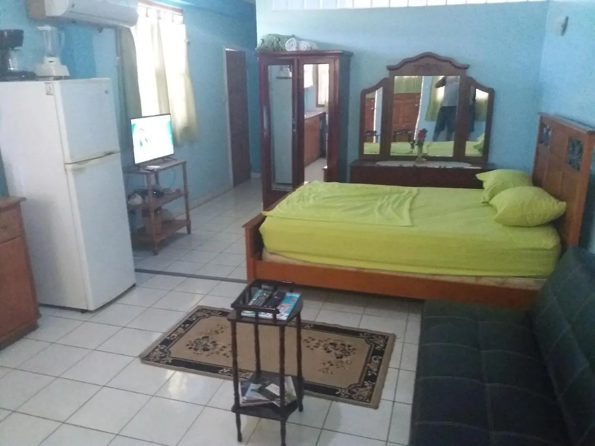 Bed & Breakfast H O T Pepper Rooms, Taxi & Tours